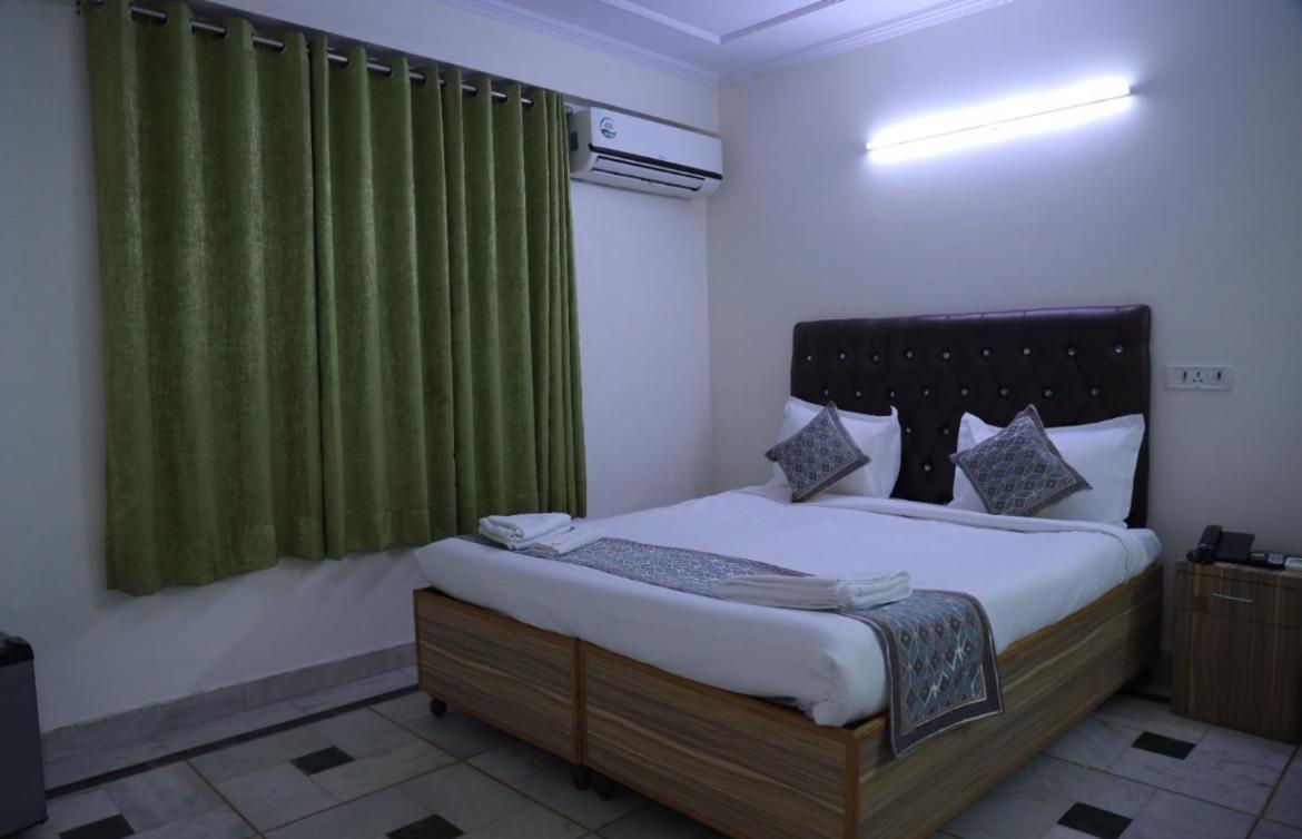 Hotel Star Palace - Near Karol Bagh Metro Delhi  Buitenkant foto